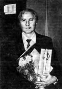 Васил Куртев во время награждения почетным дипломом и памятным призом