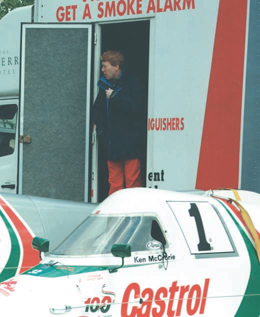 Кен Маккрори расстроен — во второй день чемпионата не довелось спустить скутер на воду