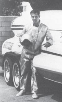 Ли Тейлор позирует у борта "Хаслера" в день рокового заезда 14 апреля 1964 г.