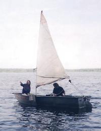Лодка на ходу с парусом