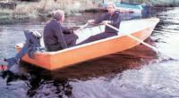 Лодка на воде с двумя пассажирами