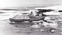 Лодка среди плавающих льдов