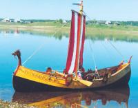Лодка Устюжанка на воде у берега
