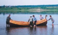 Лодка впервые коснулась воды. Река Сухона. 18 июля 2001 г.