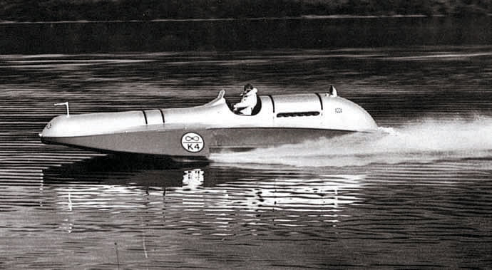 Малькольм Кэмпбелл 19 августа 1939 г. в момент установления своего последнего мирового рекорда