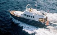Моторная яхта в популярном траулерном стиле Swift Trawler 42