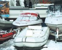 Моторные лодки припорошены снегом