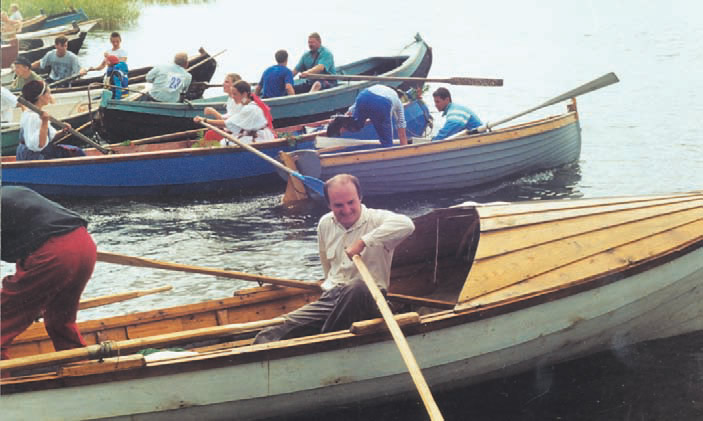 Начало весельной гонки на народных лодках