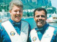 Победители чемпионата пилот Али Нассер (справа) и тротлмен Ренди Скизм