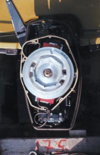 Подвесной мотор со снятым капотом