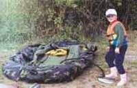 Процесс надувания лодки