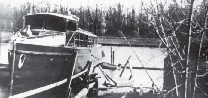 Прогулочный катер, построенный на верфи А. Л. Золотова перед спуском на воду, 1911 г.