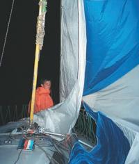 Ремонт мачты ночью на яхте 