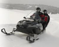 Снегоход "Ski-Doo" с двумя наездниками