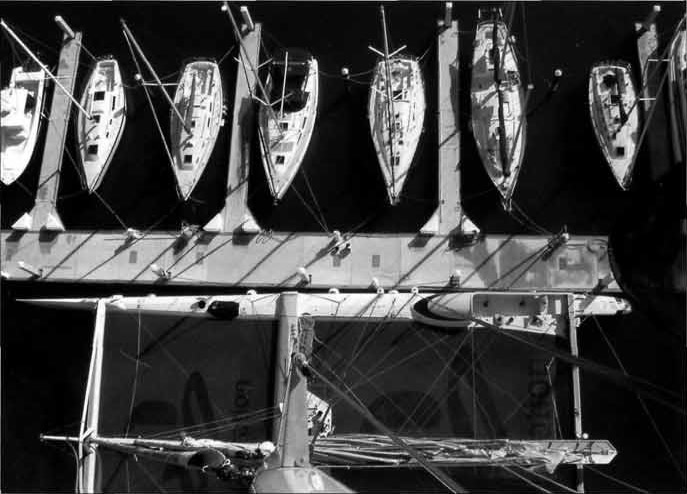 Снимок с мачты катамарана. Самая маленькая из стоящих рядом яхт имеет длину 10 м
