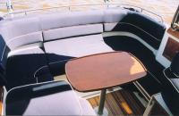 Столик и диван в корме катера "Aquador 23 HT"