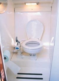 Туалетная комната катера "Aquador 23 HT"