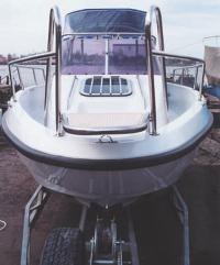 Вид спереди на катер «Фантом-II»