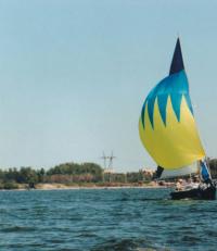 Яхта с желто-синими парусами