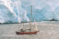 Яхта "Урания-2" на фоне ледников