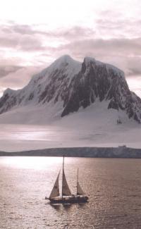 Яхта "Урания-2" на фоне заснеженной горы