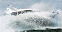 «Aquador 32» штурмует волны