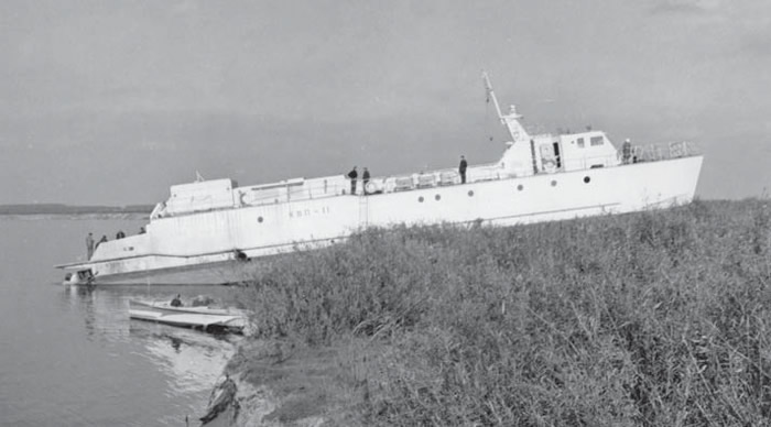 Аварийный выход на берег. Из данного положения катер КВП-11 с водометами ВД 22 самостоятельно снялся на воду