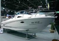 «Beneteau-750» — катер с «настоящим», направленным в нос вентилируемым стреловидным реданом