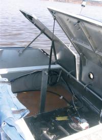 Бензиновому «MerCruiser» очень просторно в двигательном отсеке