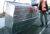 Блестящее днище мотолодки «Wellboat-36»