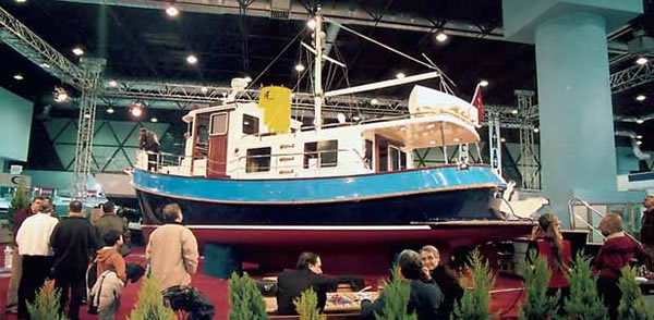 Было просто непонятно, как устроители втащили под крышу этот 47-футовый траулер «Targa 47»