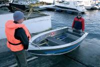 Два человека легко справляются с переносом лодки