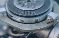 Два магнита автоматического опережения. На маховике - отверстия балансировки