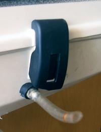 Эластичная трубка отвода охлаждающей жидкости, выведенная на другую сторону мотора и расположенная выше