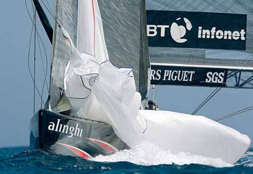 Финальная гонка: ветер неожиданно повернул почти на 180°, и спинакер «Alinghi» погас перед финишной линией