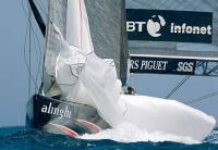 Финальная гонка: ветер неожиданно повернул почти на 180°, и спинакер «Alinghi» погас перед финишной линией
