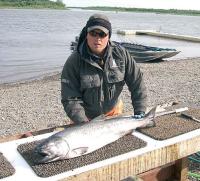 Гид Бретт О`Хара готовится разделывать добычу