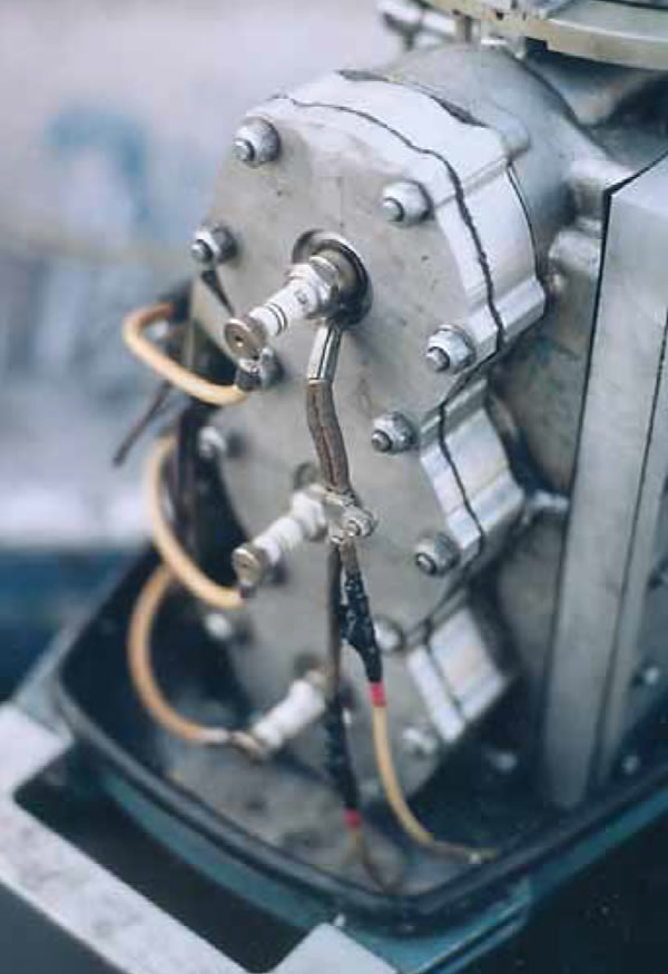 Головка блока цилиндров «Симбиоза-55». На переднем плане - провода термодатчика от верхней свечи