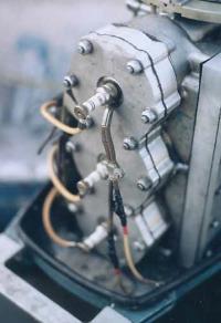 Головка блока цилиндров «Симбиоза-55». На переднем плане - провода термодатчика от верхней свечи