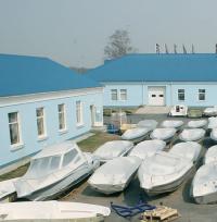 Готовые суда упаковываются в термоусадочную пленку