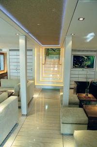 Ходовая рубка (слева) и часть «кошачьего прохода» с парадным трапом (вид из салона)