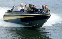 Катер легко везет 10 человек