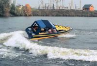 Крутой вираж на катере