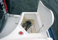 Крышка кормового багажника на пружинном фиксаторе прикрывает заливную горловину