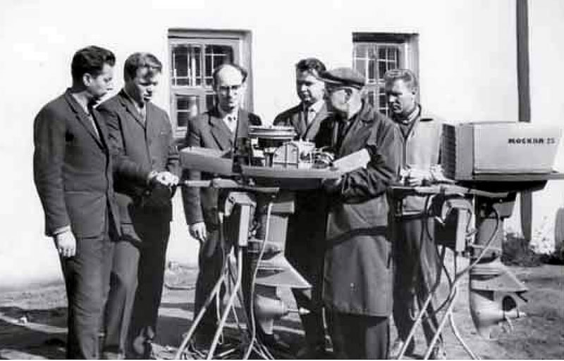 Л. Трегубенко в группе ржевских моторостроителей и ульяновских гонщиков осматривает опытный образец «Москвы-25»