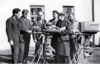 Л. Трегубенко в группе ржевских моторостроителей и ульяновских гонщиков осматривает опытный образец «Москвы-25»