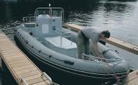 Лодка «Буревестник 650 TD» у причала