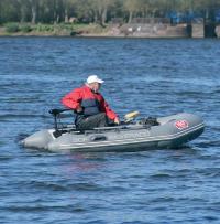 Лодка с электромотором на ходу