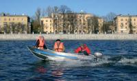 Лодка «Wellboat-36» на ходу с тремя пассажирами