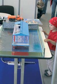 Макет понтонной АЗС плавал в настоящей воде. Жаль, воплощение проекта в реальность идет пока туго